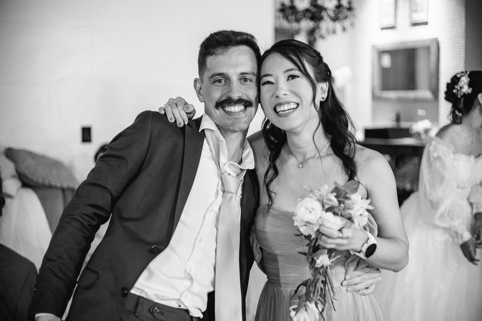 Simone e Richard sorrindo no casamento civil