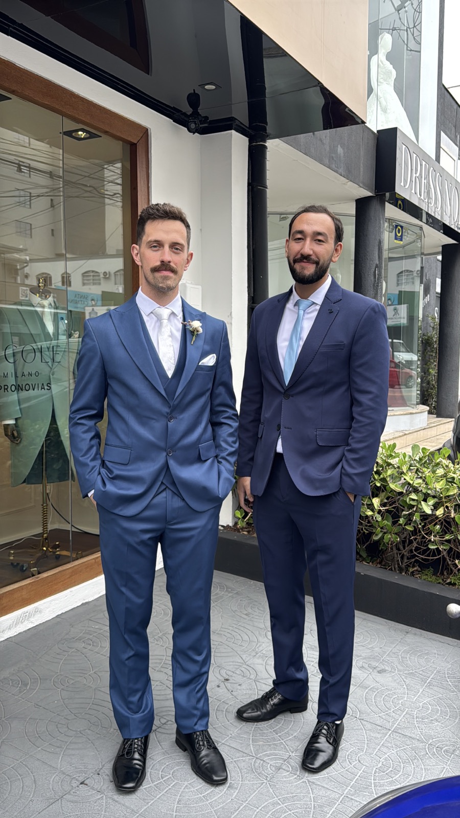 Richard e guardião com trajes alugados